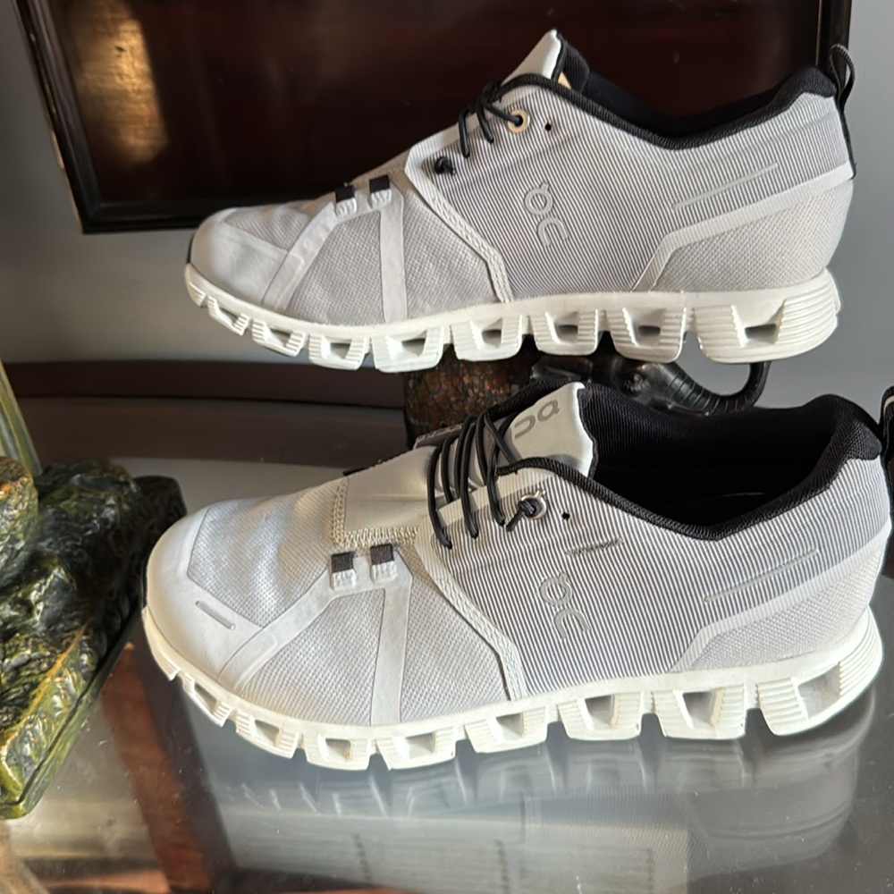 On Running Women’s Gray and Black Athletic Shoes
On cloud New - Picture 2 of 5